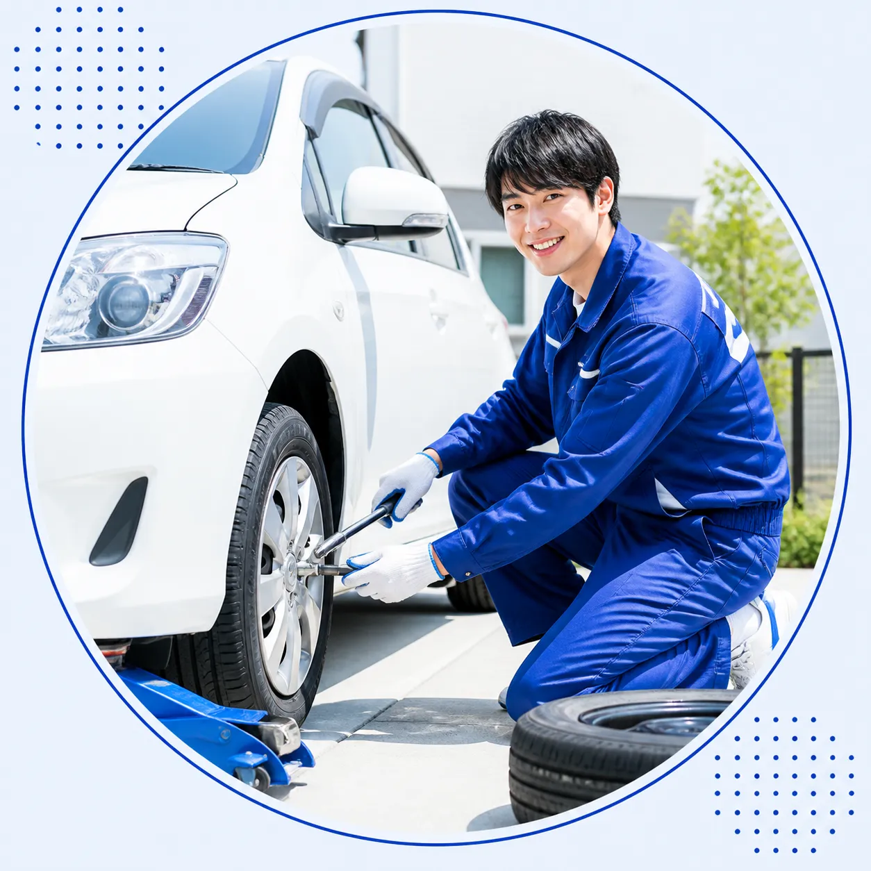 出張タイヤ交換スタッフが白い車のタイヤを交換している様子