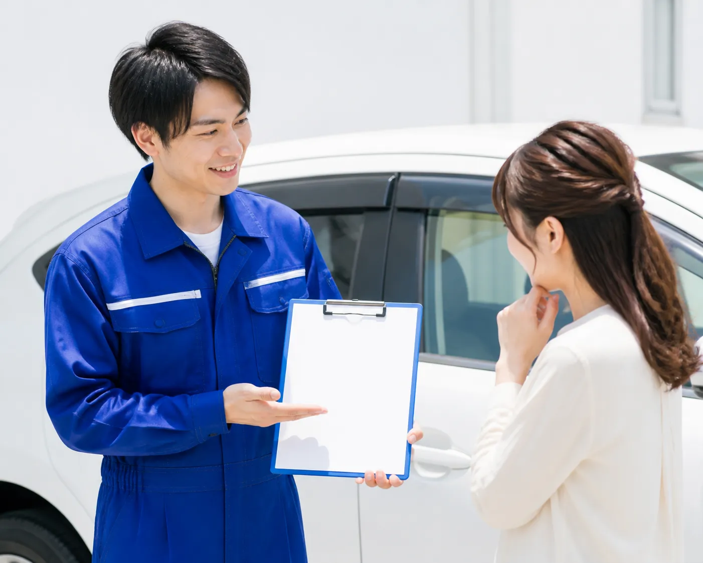 スタッフが見積もりをわかりやすく説明している様子